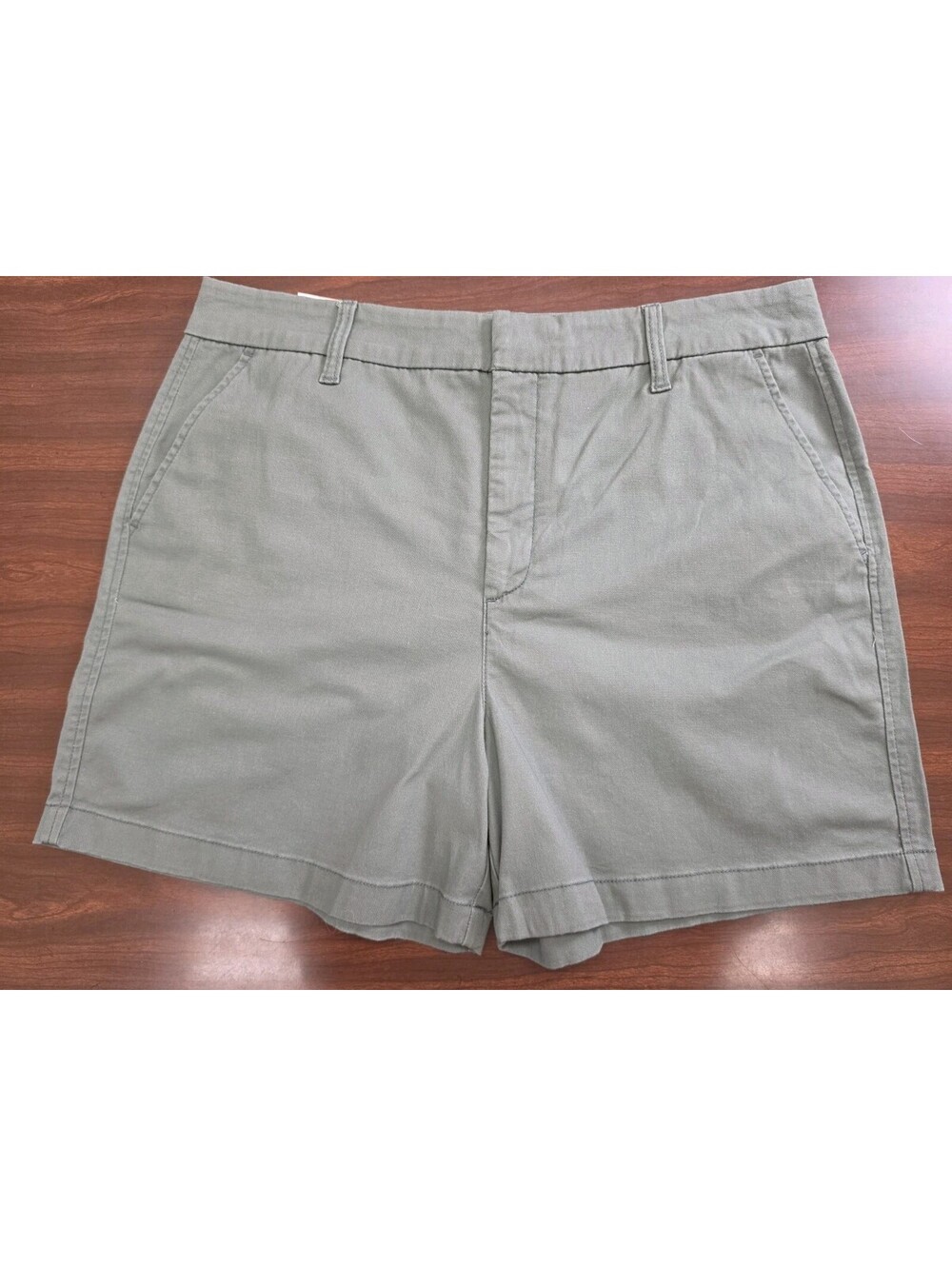 NWT Gloria Vanderbilt Size 16 Green Chino Shorts Stretch 5 Inch Inseam Casual